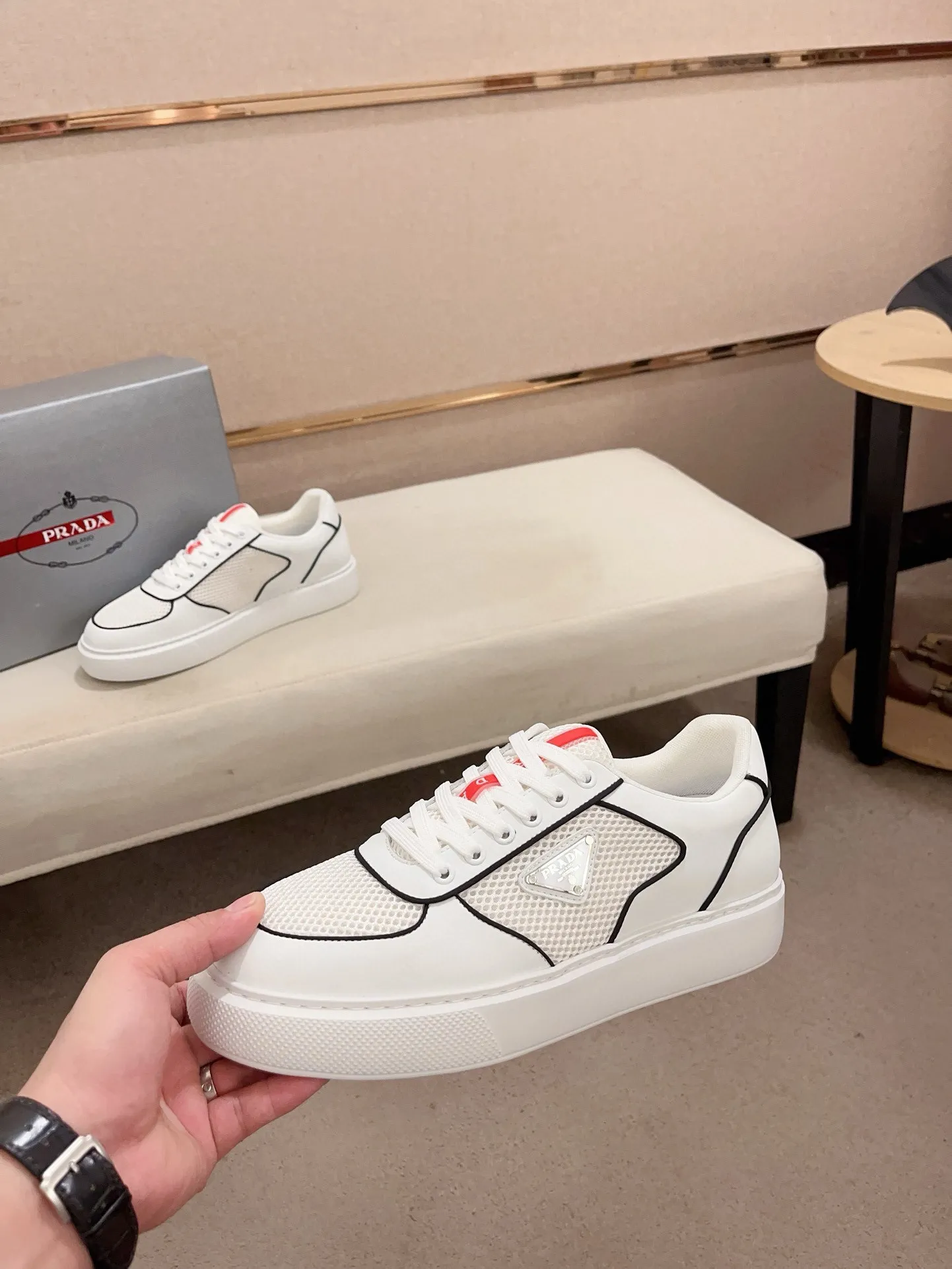 Men's shoes 💰 580💰 ✔️✔️✔️High-quality new PRADA counters are launched at the same time. The new men's shoes and 😘fabrics are selected from first-layer cowhide and are made by pure handicrafts. Lining: Full cowhide lining. 👍🏿 High-end ☄️ air-cushion molded anti-slip rubber outsole, exquisite lines, simple and elegant, comfortable and high-end for leisure travel. Code number: 38 to 44 (45 can be customized)
